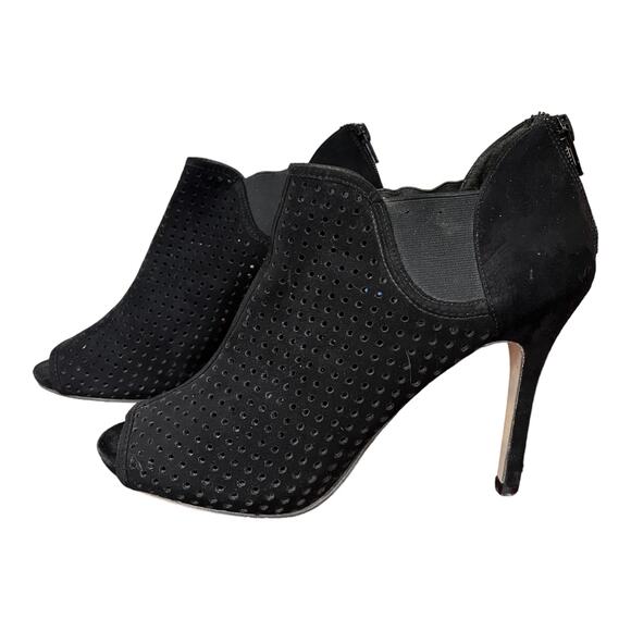 Madden Girl Ranked Black Perforated Booties Peep Toe Heel Back Zip Women's 8.5 - Picture 1 of 9
